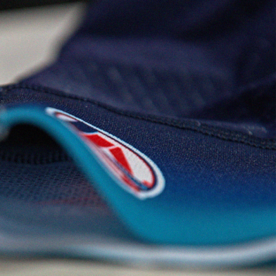 Tecido azul escuro com detalhe e logótipo colorido parcial