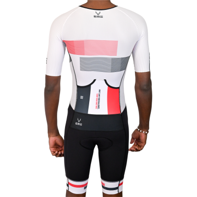 Roupa desportiva branca, preta e vermelha vista de trás