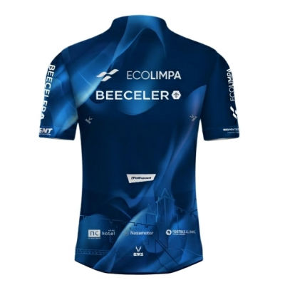 T-shirt desportiva azul com logos e texto branco