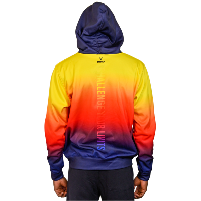 Camisola com capuz amarelo, laranja e azul com texto nas costas