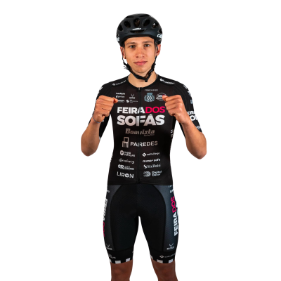 Conjunto de roupa de ciclismo preto com múltiplos logótipos e capacete negro