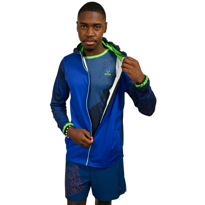 Homem em roupa desportiva azul com capuz verde e calças de ciclismo azuis com texto vermelho