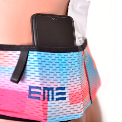 Cinto desportivo colorido com bolso que contém telemóvel preto