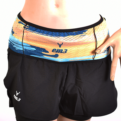 Calções desportivos pretos com cós largo elástico colorido e logótipo 'em3'