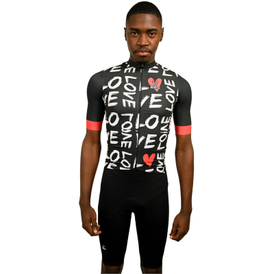 Conjunto de ciclismo com camisola preta com texto e corações vermelhos e calções pretos.
