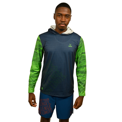 Homem a usar sweatshirt azul escuro e verde com capuz e calções azuis com letras vermelhas.