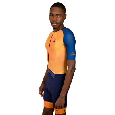 Homem com equipamento ciclismo laranja e azul com logotipo Gobik
