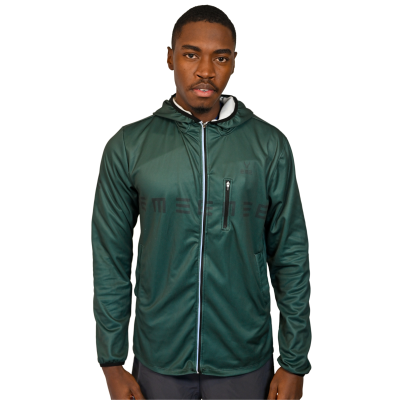 Homem vestindo um casaco verde escuro com capuz e bolso de fecho no peito