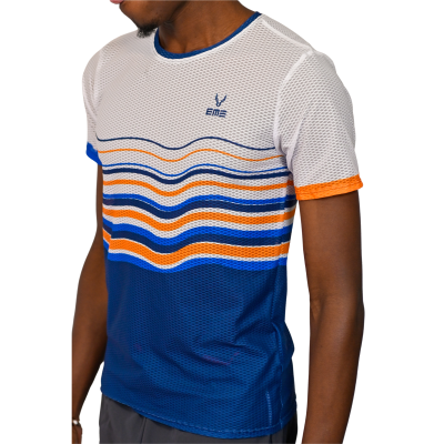 T-shirt masculina azul royal, branco e laranja em malha de rede com padrão ondulado e logótipo EMS no peito
