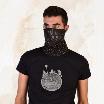 Homem com t-shirt preta estampada e lenço tubular preto com pontos brancos no rosto