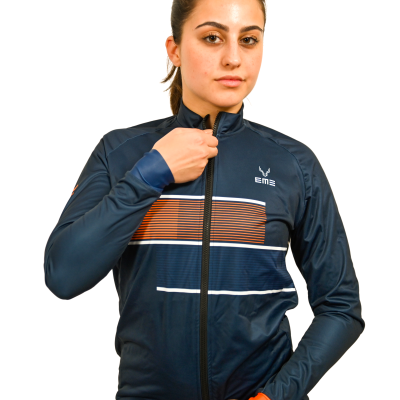 Casaco desportivo azul escuro com padrões em laranja e branco e logótipo EME no peito