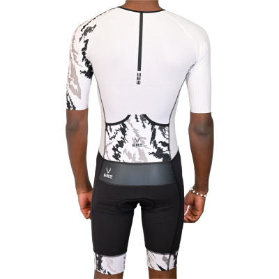 Terno de ciclismo branco com camuflado cinza e detalhes pretos visto pelas costas