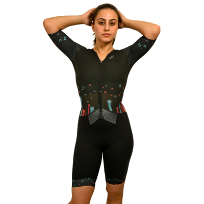 Fato de ciclismo feminino preto com padrões geométricos coloridos e fecho frontal.