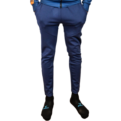 Calças de treino azuis com bolsos e meias pretas com texto 'emox'