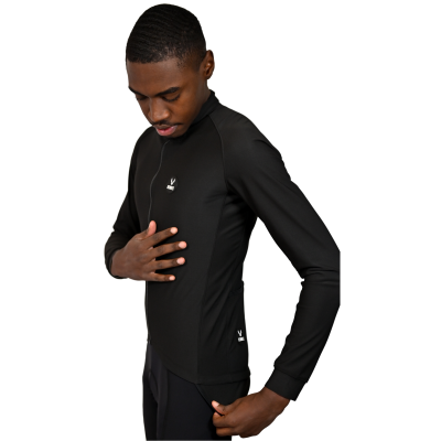 Homem a usar camisola preta de manga comprida com fecho e logótipos brancos