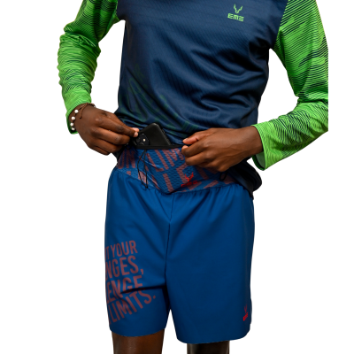 Calções azuis desportivos com padrão e texto, pessoa a usar camisola azul e verde