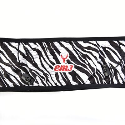 Faixa elástica zebrada preta e branca com logótipo vermelho e dispositivos pretos