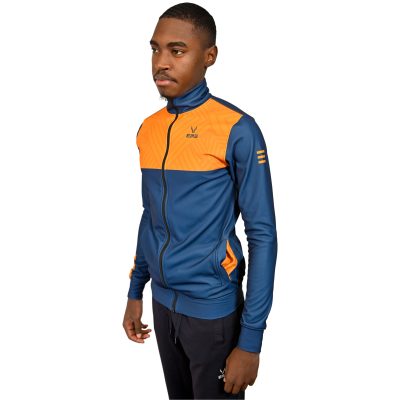 Homem vestido com casaco desportivo azul e laranja e calças escuras