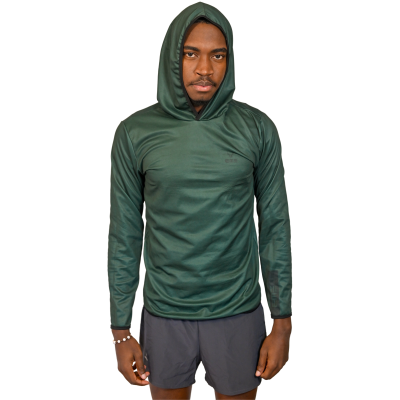 Homem a usar hoodie verde escuro e calções pretos