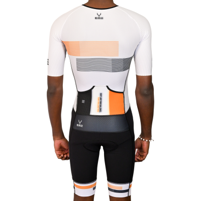 Fato de ciclismo branco, preto e laranja com padrões de riscas horizontais e logotipos CME