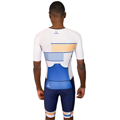 Roupa desportiva elástica branca, azul, amarela e preta vista de costas