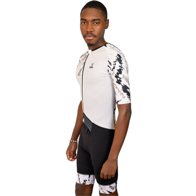 Homem a usar macaquinho desportivo branco e preto com mangas e pernas com padrão