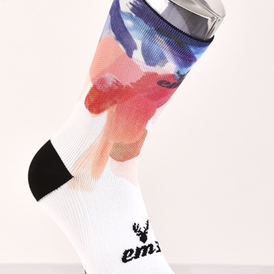 Meias brancas com padrão colorido abstrato e detalhes pretos