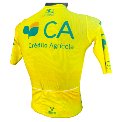 Camisola amarela de ciclismo com logos Crédito Agrícola e texto relacionado com competição de bicicleta