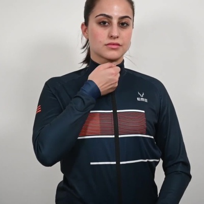 Mulher a vestir jaqueta desportiva azul com riscas vermelhas e brancas