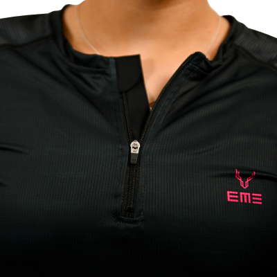 Parte superior de vestuário desportivo preto com fecho e logótipo rosa EME