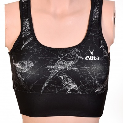 Top desportivo preto com padrões brancos de aves e logotipo 'em3'