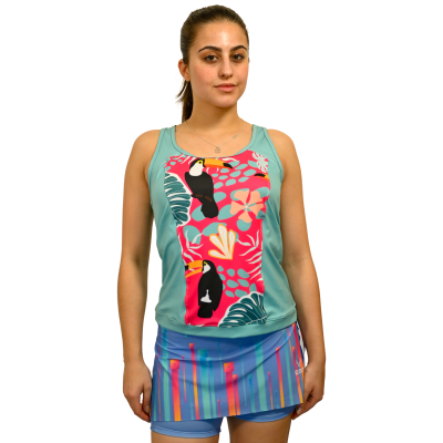 Mulher vestindo top verde água com estampa de tucanos e saia azul com padrão colorido