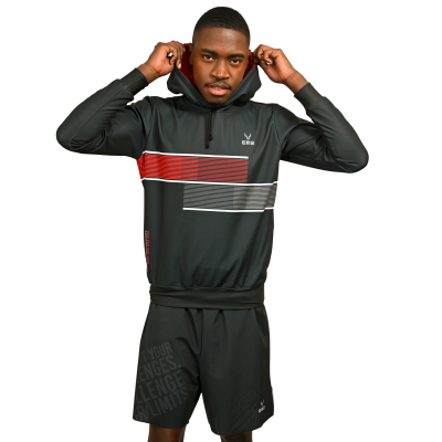 Homem a vestir conjunto desportivo preto com hoodie geométrico e calções pretos com texto cinzento.