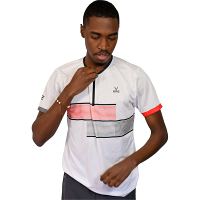 Camisola desportiva branca com padrão em vermelho e preto, punho vermelho na manga direita