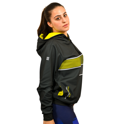 Mulher com sweatshirt preta e amarela com capuz e padrão de linhas horizontais