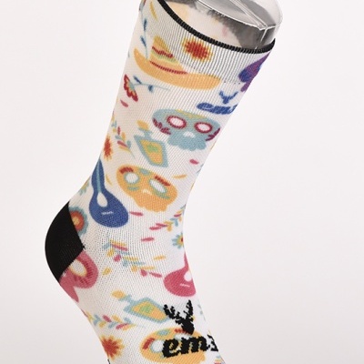 Meia branca com padrão colorido de máscaras de carnaval e símbolos festivos, calcanhar e biqueira pretos.