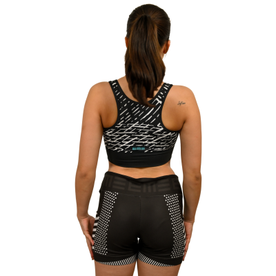 Top e calções desportivos pretos com padrões brancos e texto EMB no top fita preta