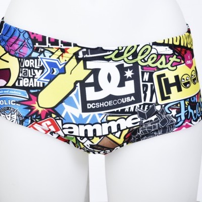 Cuecas de banho coloridas com padrão gráfico e texto variado