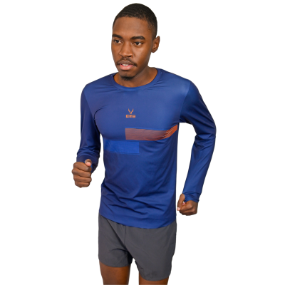 Homem a vestir camisola desportiva azul de manga comprida e calções cinzentos