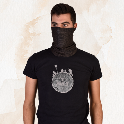 Homem com t-shirt preta estampada e bandana preta cobrindo o rosto