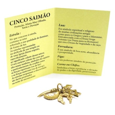 Cinco amuletos dourados com folheto explicativo amarelo