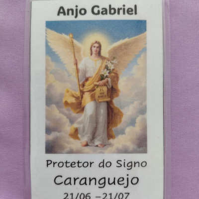 Cartão laminado com imagem do Anjo Gabriel e texto sobre signo Caranguejo