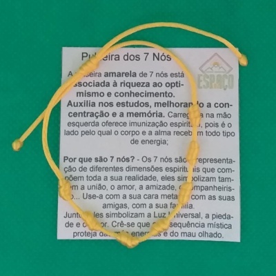 Pulseira amarela de 7 nós com cartão explicativo em fundo verde