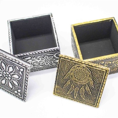 Duas caixas quadradas metálicas decorativas, prateada e dourada, com tampas removíveis e padrões distintos