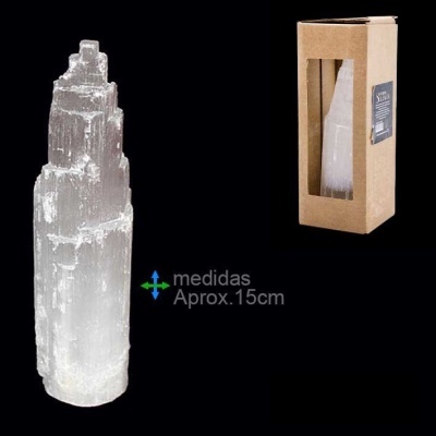 Cristal branco translúcido de selenita com 15 cm próximo de caixa de cartão.