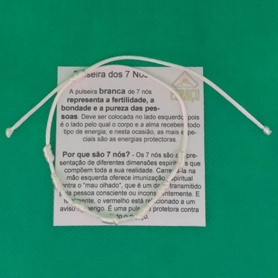 Pulseira branca de fio com nós em cartolina com texto explicativo