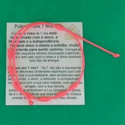 Pulseira rosa de 7 nós com cartão informativo em português