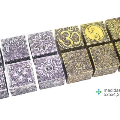Caixas metálicas decoradas com símbolos e padrões em prata e dourado