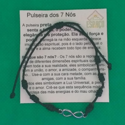 Pulseira preta de corda com nó e símbolo infinito prateado, em fundo verde, com cartão explicativo em português.