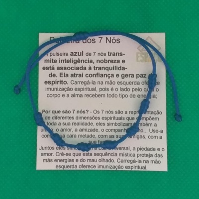 Pulseira azul de 7 nós com cartão informativo em fundo verde